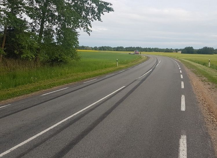 Filma su medidor mientras maneja a 260 km / h en Lexus LS460 y termina chocando.