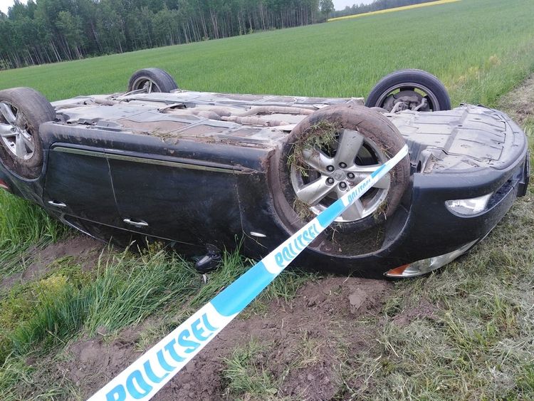 Filma su medidor mientras maneja a 260 km / h en Lexus LS460 y termina chocando.
