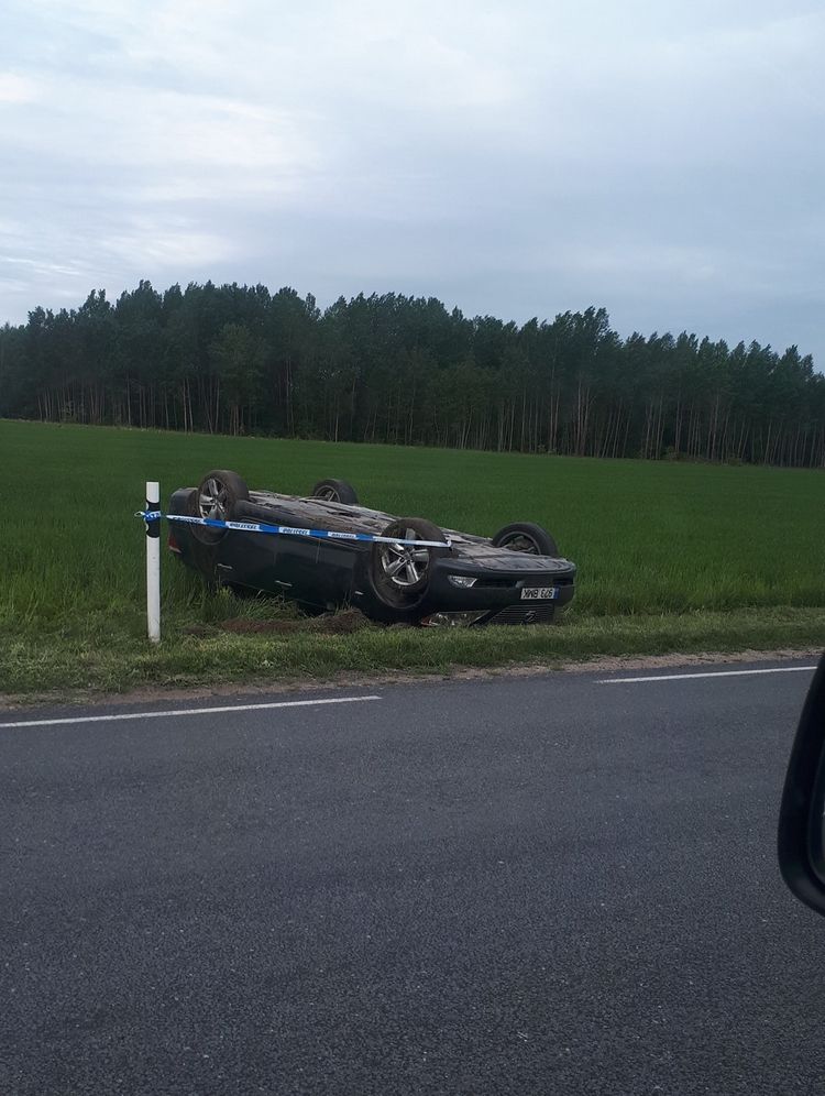 Filma su medidor mientras maneja a 260 km / h en Lexus LS460 y termina chocando.