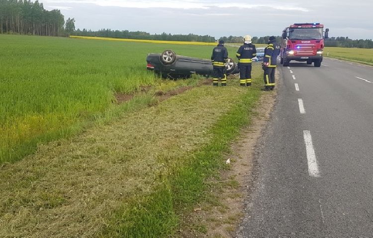 Filma su medidor mientras maneja a 260 km / h en Lexus LS460 y termina chocando.